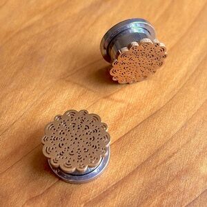 NWT Rose Gold Mandala Flower Boho Screw Back Gauged Earrings Plugs Gauges Shiny